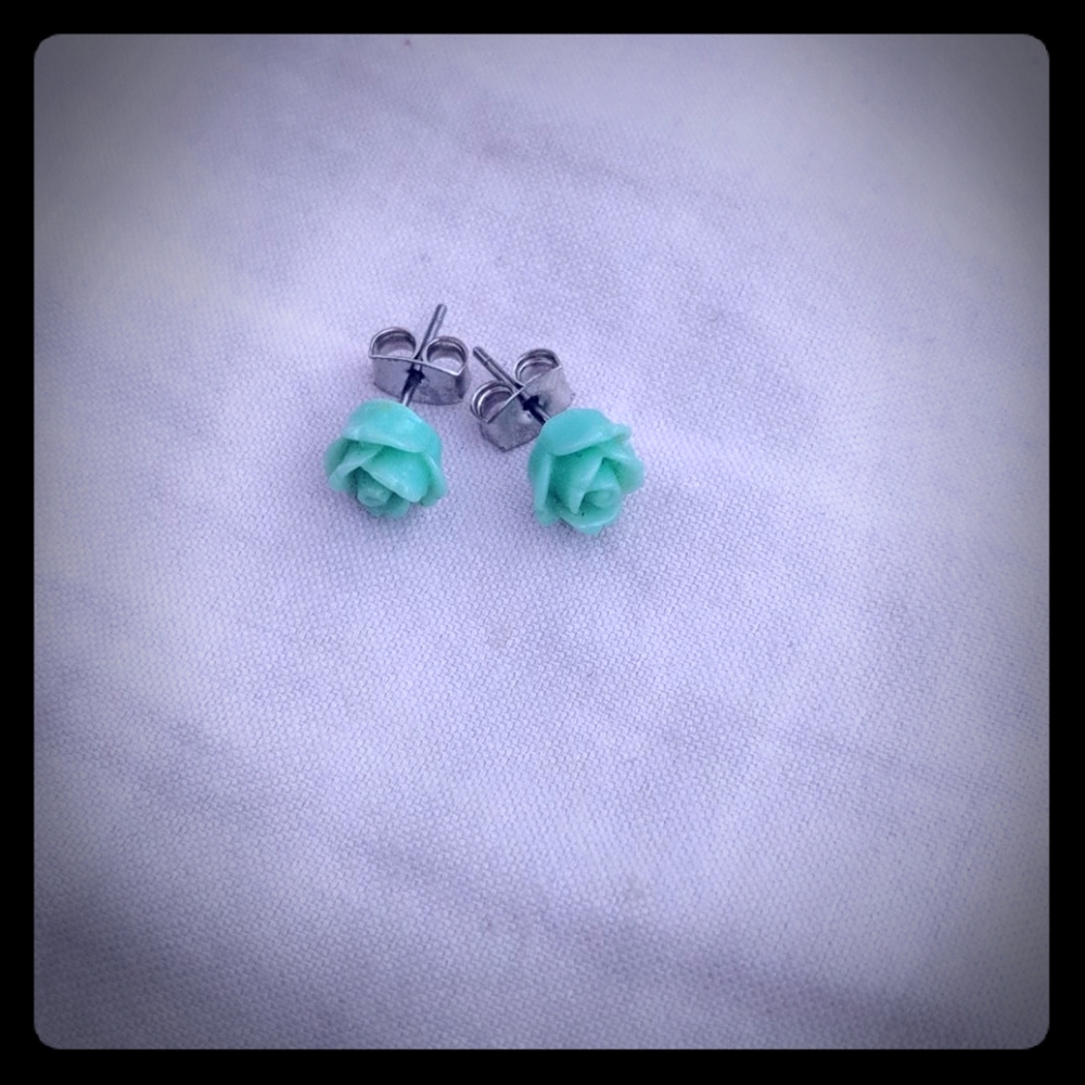 Mint 🌹 Rose bud earrings